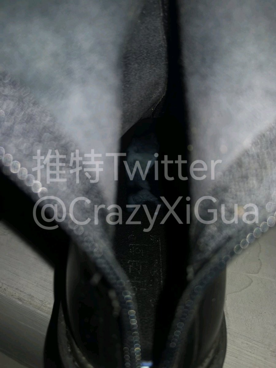 过年期间作品，小姐姐回家了，门口鞋架上眼花缭乱的几双靴子让人欲罢不能。最后选了一双黑色的，拿到楼道狠狠的保养了一番！#扫楼 #打胶 #射鞋 #扫楼打胶 https://t.co/1J81Oawp1r