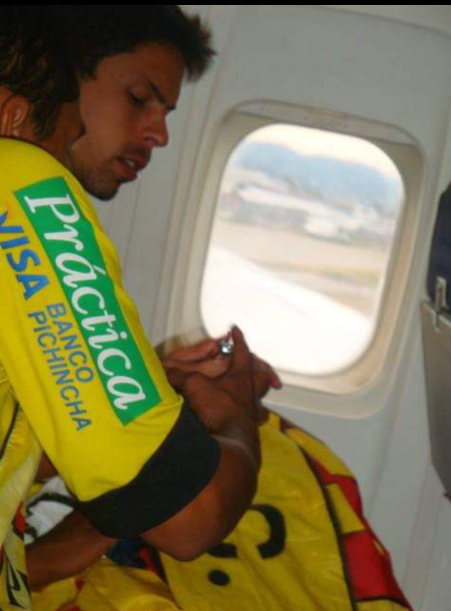 DARWINISSALSA's tweet photo. Hoy se despide del fútbol , un grande ,un Capitán, un Sr jugador que dejó todo por el club , quedó campeón 3 veces ..gracias por todo #CapiOyola  ..esa foto es del 2009 cuando recién había llegado el Pony y nadie sabía hasta donde iba a llegar . #NocheAmarilla2023 https://t.co/LhRMb3Zujv