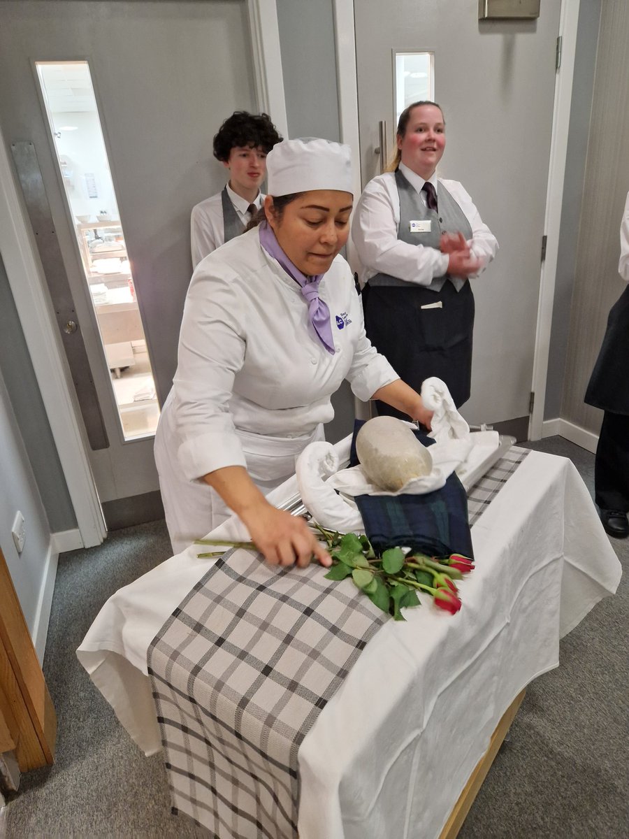 More from our Burns Supper @SLCek 
The first evening service we've been able to do since the pandemic was a great success in and provided such valuable learning experiences for all of the students involved. 

#choosecollege
#learningforlife