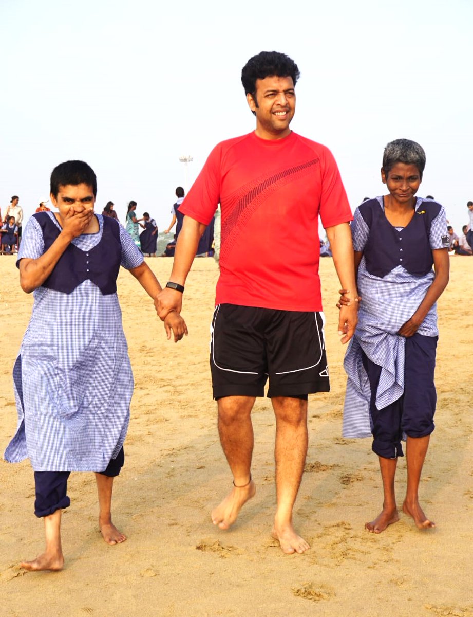 Karthikmohandmk's tweet photo. அண்ணா நகர் சட்டமன்ற தொகுதியிலுள்ள பாலவிகார் சிறப்பு பள்ளியின் மாற்றுத்திறன் கொண்ட சிறப்பு குழந்தைகளுடன் மெரினா கடற்கரையை பார்வையிட்டோம். கடற்கரை தன்னை மகிழ்ச்சியுடன் நனைத்துக் கொண்ட நெகிழ்வான நிகழ்வில் மாணவ, மாணவியரோடு.

#MKMohanTrust https://t.co/D0qqREMyx2