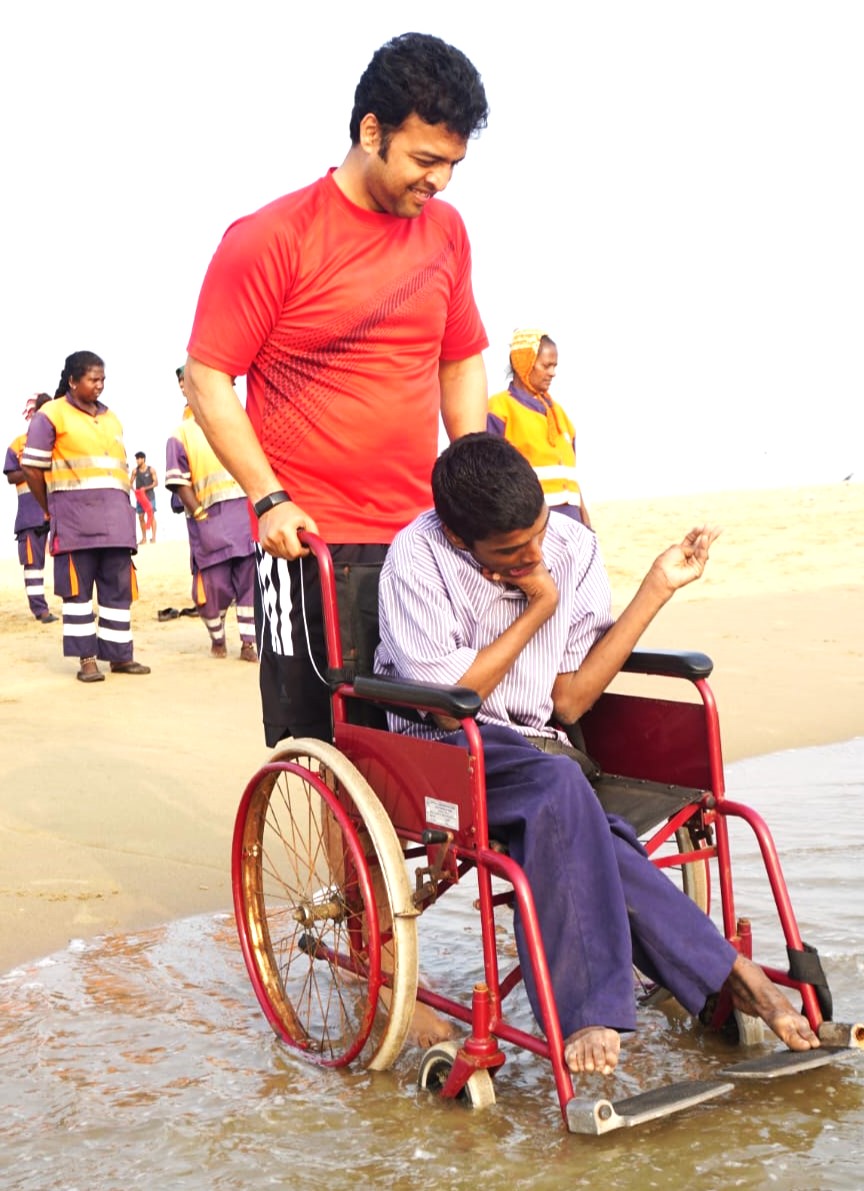 Karthikmohandmk's tweet photo. அண்ணா நகர் சட்டமன்ற தொகுதியிலுள்ள பாலவிகார் சிறப்பு பள்ளியின் மாற்றுத்திறன் கொண்ட சிறப்பு குழந்தைகளுடன் மெரினா கடற்கரையை பார்வையிட்டோம். கடற்கரை தன்னை மகிழ்ச்சியுடன் நனைத்துக் கொண்ட நெகிழ்வான நிகழ்வில் மாணவ, மாணவியரோடு.

#MKMohanTrust https://t.co/D0qqREMyx2