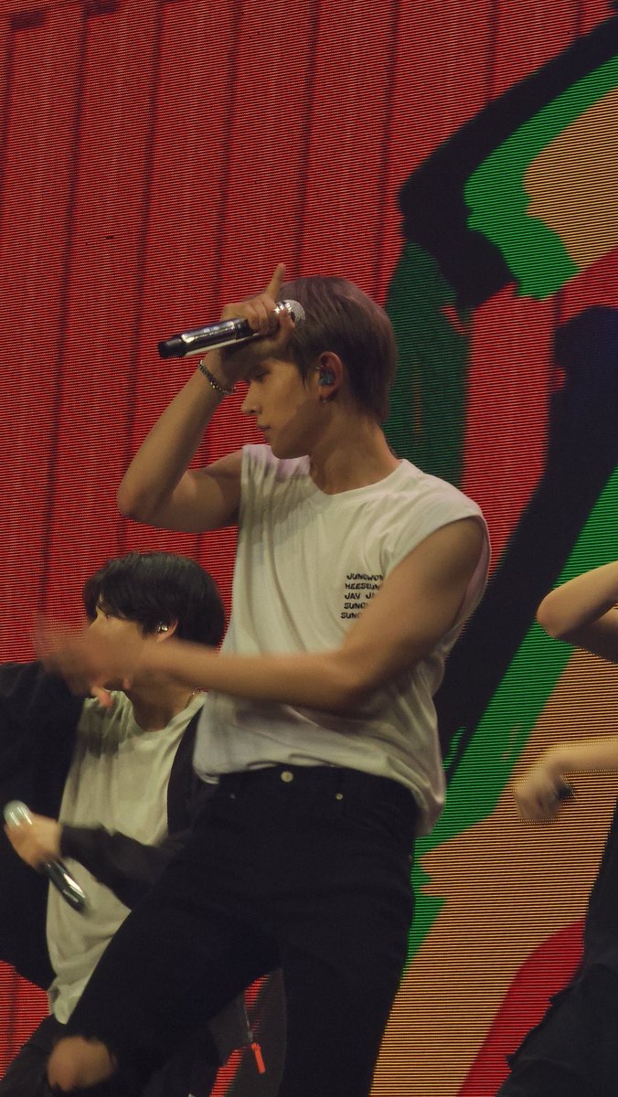 itsbforbambhee's tweet photo. HOLY FUCK LEE HEESEUNG WTF WTF ETF WTF HIS MUSCLES IM FUCKIN THROWING UP https://t.co/rZJ43Yv31h