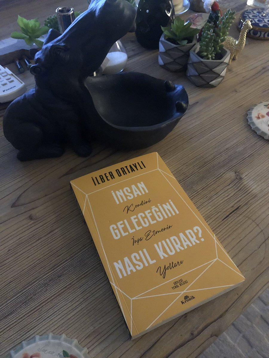 resulasan's tweet photo. Herkes toplumdan şikayet edip onu değiştirmek ister ama önce kendini değiştirmeyi hiç düşünmez @ilberortaylı https://t.co/qVDab2EWN1