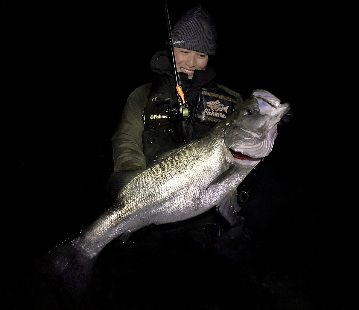 fish_kyo's tweet photo. 鈍重な引きとエラ洗い時の顔のデカさから、これは…と期待したけど、ポテポテのランカーヒラでした。
85xxhに続き90M+も良い感じに大物と戦える仕様になってきてます!
#Fishman #beamsriplout90m + #apia #luckV #daiwa #zilliontwhd #zexus #zxr390 #アングラーズマイスター #バーブレスフック https://t.co/KJT5rb4DaV