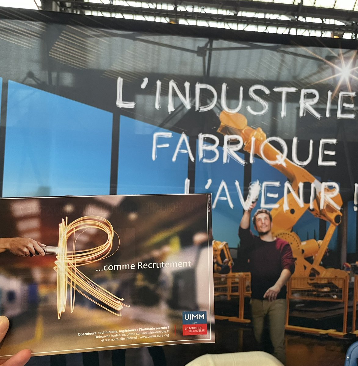 UIMMEure's tweet photo. Jour 2/2 : L’@UIMMEure est également présente aujourd’hui au salon des Métiers, de l’Emploi et de l’Orientation 📍😊

🎯 Nos objectifs : promouvoir l’Industrie et orienter les personnes en recherche d’emploi ! 

#UIMMEure #Salon #Emploi #Métiers #Industrie https://t.co/dGwq8NreUp