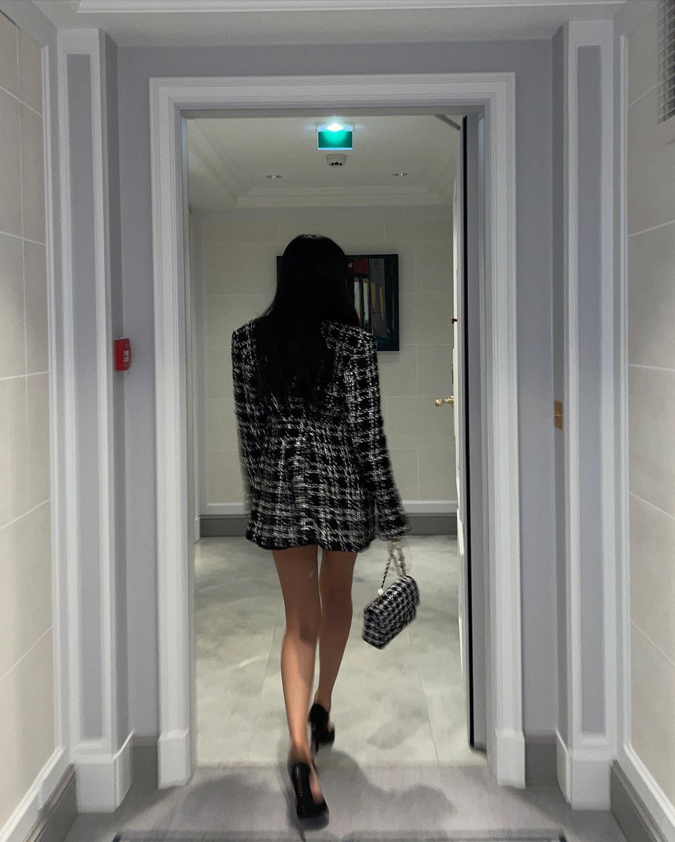 🐥:hey girl wanna go on a date with me?

🧸:Stop talking. I have snacks for you, come to my room.

#jenlisa #JENLISA