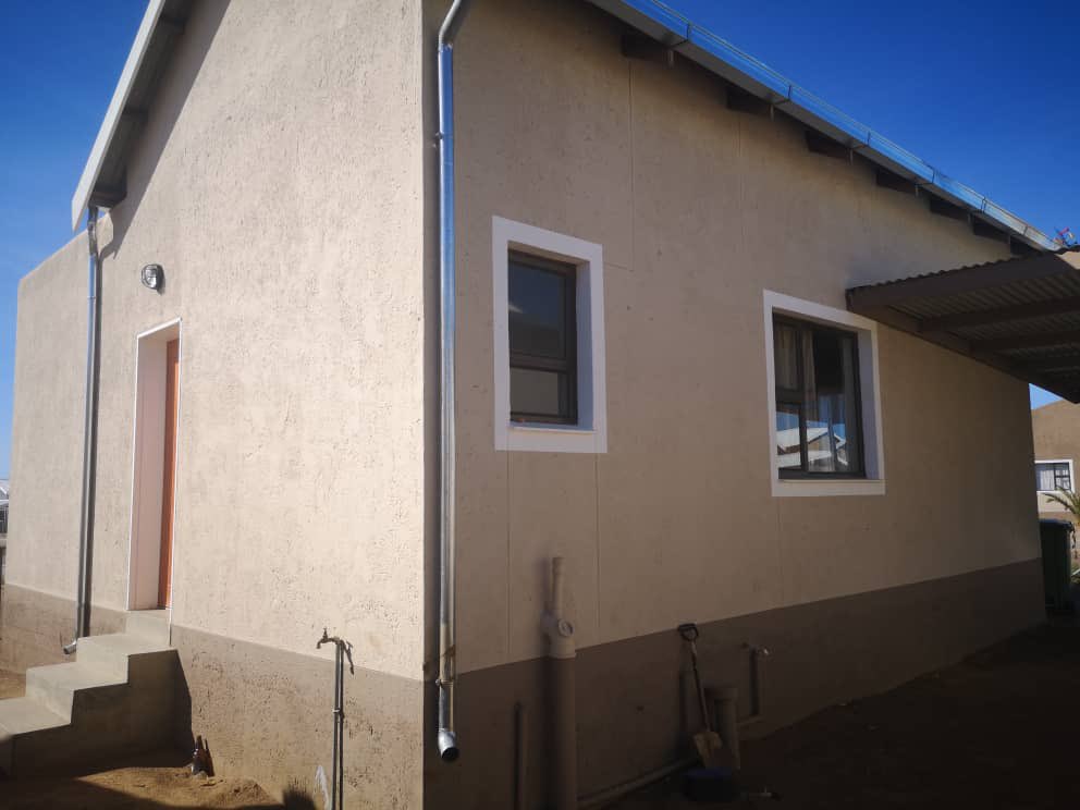 elifaselisa's tweet photo. RT please.
Free standing 2 bedroom, 1 bathroom, BIC, BIS, O/P kitchen and lounge, car port. House in Osona village. 
Price 570000 incl costs.
Number 0814097043 https://t.co/4yBrKTQDcm