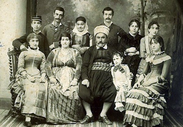 Les juifs et algériens vivaient en harmonie.
Le décret #Crémieux consacre la rupture et divise !
Et poutant ! #RogetHanin en est exemple et l'Algerie toujours conciliante.

Ici une famille juives d'algerie au XIX siècle