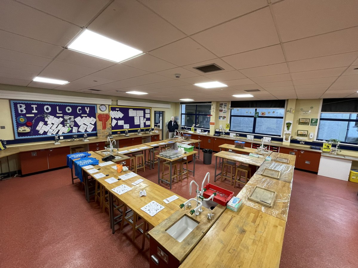 Looking forward to meeting P6 & P7 pupils this morning at the first @belfasthighsch1 in a few years. Be sure to come down to Biology and extract DNA from 🍓 and see some heart dissections!