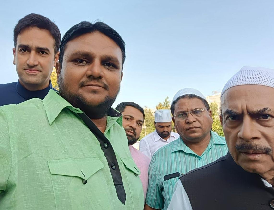 AfzalBRS's tweet photo. Assalamualikum Alhumdulillah riyasat-e-Telangana ke wazir e aala janab K Chandrashekar rao sahab aur cabinet minister’s BRS MLA’s ne khaja garib nawaz dargah sharif par chadar pesh kiya. 
Mai CM sahab ka shukar guzar hun ki is mouqe par mujhe bhi shaamil hone ka mouqa mila. https://t.co/xsvACmdNMR