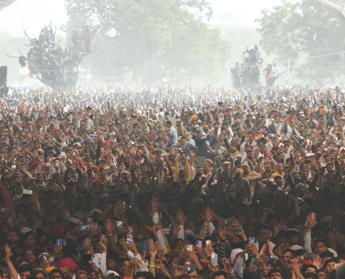HemanNamo's tweet photo. The crowds surge in #Rajasthan #Modi ji gets this reception in every corner. https://t.co/PSLzgwZOQk