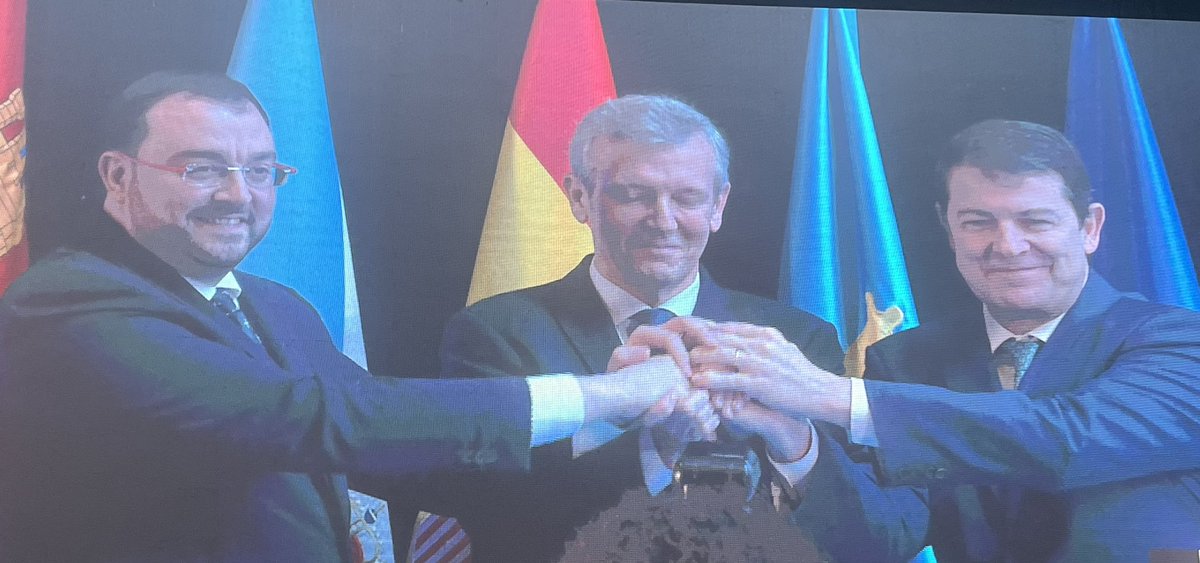 Tres Presidentes para impulsar el Corredor Atlántico del Noroeste, un gran proyecto encaminado a la modernización y competitividad de nuestras infraestructuras ferroviarias y de comunicación.
<a href="/AlfonsoRuedaGal/">Alfonso Rueda</a> 
<a href="/alferma1/">Alfonso F. Mañueco</a> <a href="/AdrianBarbon/">🌹 Adrián Barbón 💙💛</a> 

#JuntosSomosMásFuertes