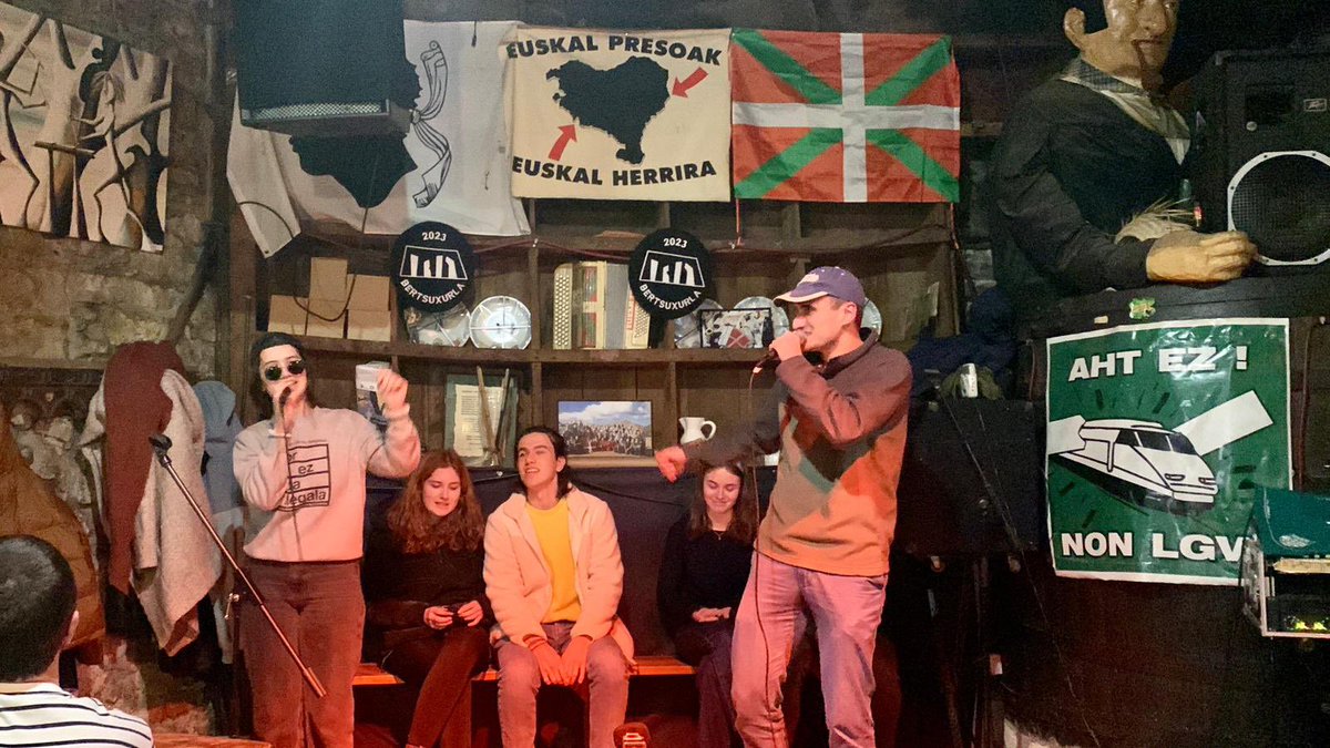 bertsuxurla's tweet photo. Atzo bukatu ginuen Bertsuxurlako aurtengo ibilbidea! 🥹
Goresmenak Haira Aizpurua eta Eki Mateorena txapeldunei!🥳🎉👏
Zorionak ere txapeldunorde gelditu ziren Izaro Bilbao Arostegiri eta Ibai Lekuonari eta 3. atera ziren Oier Urreiztiri eta June Aiestaraneri! https://t.co/LJx7cpWmNs