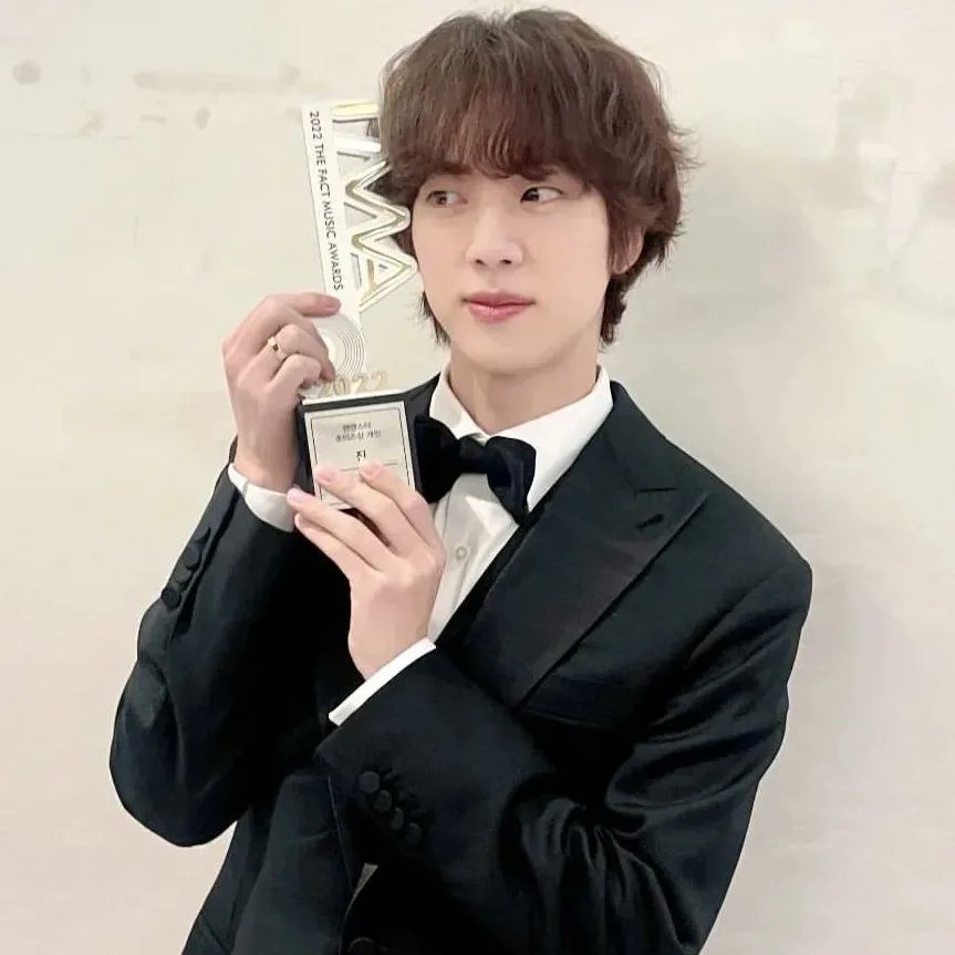ShoukixBTS7's tweet photo. If u see this reply with the hashtag
MASS VOTE FOR JIN ON TMA
#FirstWaveOnTMAForJin https://t.co/W7X82Nf41B