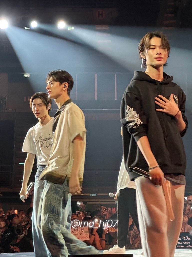 md_hj07's tweet photo. พัคซองฮุนนนนน!!! นิกิซัง พี่เจย์ พี่ฮีลูกกก ข้าน้อยเชื่อว่ามีคนตาพร่า!! 

#MANIFESTO_IN_BANGKOK #ENHYPENinBKK https://t.co/KRvxzaR9P7