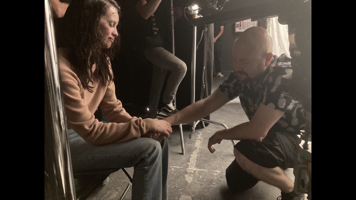 #LaChicaDeNieveNetflix  Era el final del camino y Mile no quería que esto terminara.Teníamos q rodar su último plano y se le vino todo encima.Como director no me puedo imaginar a nadie mejor para hacer de Miren. Milena se lo dejo todo y volver a la vida cuesta un poquito :) ❤️