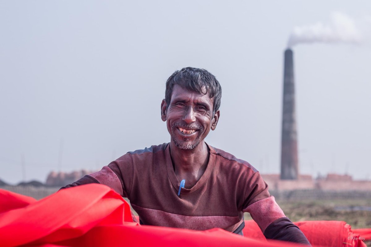 aliproy's tweet photo. Md. Hannan Miah, started working with his father around 25 years ago for Laalsalu, nearby #Dhaka. This #fabric is very popular for #quilt covers and it is found almost in every household in #Bangladesh. For around 3/4 months, they need to work for this fabric dying in a year. https://t.co/kGGrZrP18b