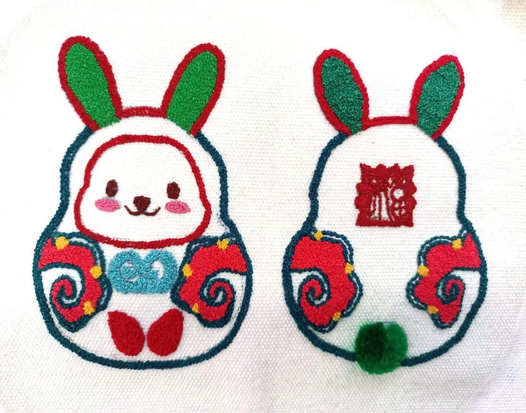AmazingPuer's tweet photo. To celebrate the year of rabbit, the artists created some special artworks with rabbit element in SW #Yunnan’s #Puer. Chen Long is a out-of-print wood carving painter. And the #embroidery is made by Yi people in Qingyun village. #ChineseNewYear #HiRabbit https://t.co/KGTf0ExF4w