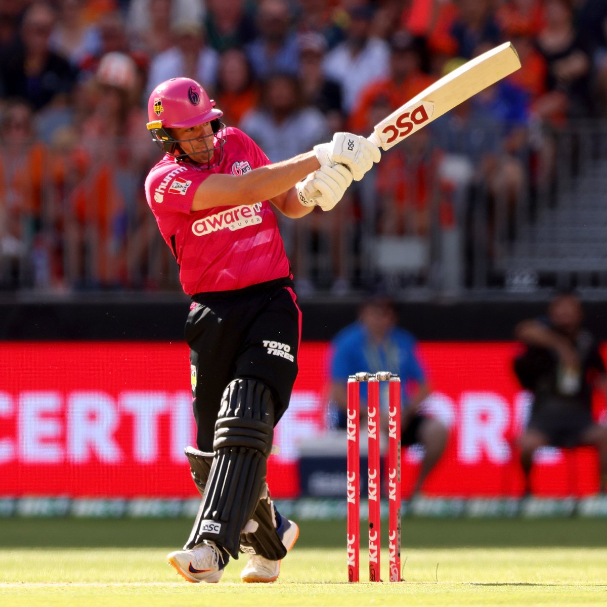 Josh Philippe, Steve Smith and Kurtis Patterson didn't hang around, but Moises Henriques has.

He brings up a much-needed 15th BBL half-century.

A quality captain's knock.

#BBL12 #smashemsixers