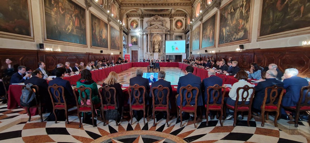 ItalyinUK's tweet image. The sun is shining in Venice and the XXVII Edition of the #VeniceSeminar for the British Press at the Scuola Grande of San Giovanni Evangelista just kicked off! Opening remarks by our Ambassador @InigoLND, who welcomes our guests, including journalists, sponsors and friends.