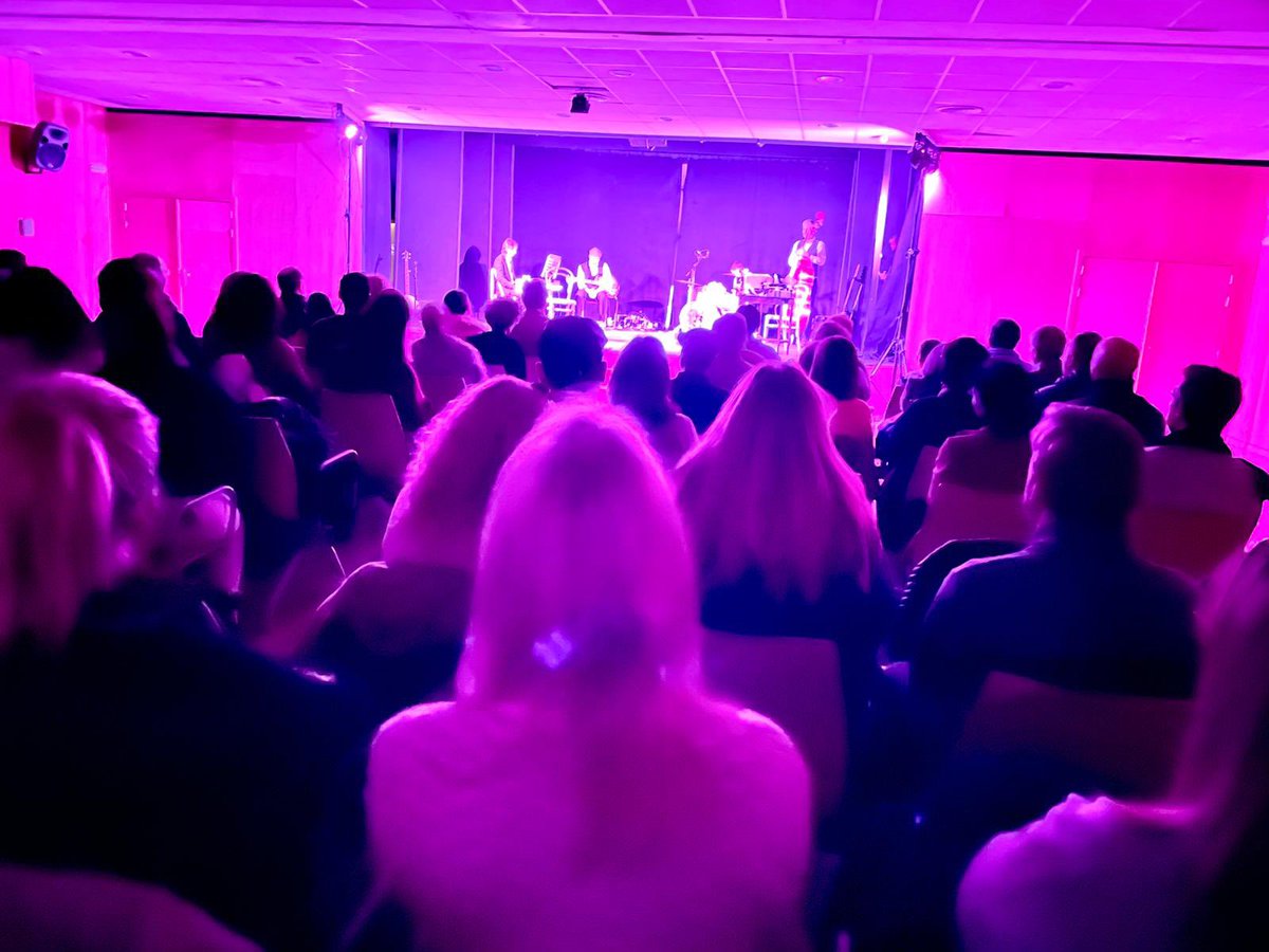 Enorme concierto teatralizado donde la música popular se fusionó con el jazz, el swing y el charlestón. La alcaldesa <a href="/crislosarcos/">Cristina Los Arcos Llaneza/♥️</a> estuvo presente en la cita cultural.