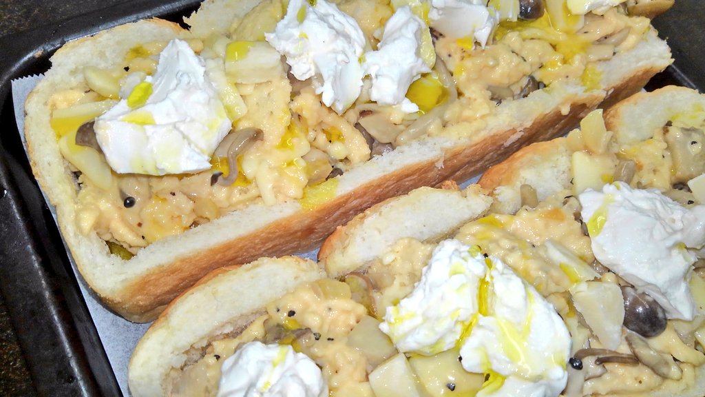 バジルとブルーチーズバターを詰めたグリルキノコのレシピ