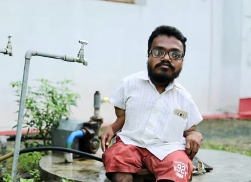 BRSparty's tweet photo. ఫ్లోరోసిస్ నిర్మూలన కోసం తన జీవిత కాలం పోరాడిన శ్రీ అంశాల స్వామి మరణం పట్ల సీఎం శ్రీ కేసీఆర్ సంతాపం వ్యక్తం చేశారు. నాటి ఉమ్మడి రాష్ట్రంలో తెలంగాణ సామాజిక సమస్యగా మారిన ఫ్లోరోసిస్ పేరు గుర్తుకు రాగానే తక్షణమే గుర్తుకు వచ్చే పేరు అంశాల స్వామి అని సీఎం గుర్తుకు చేసుకున్నారు. 

1/3 https://t.co/ujE2vCJ8Xy