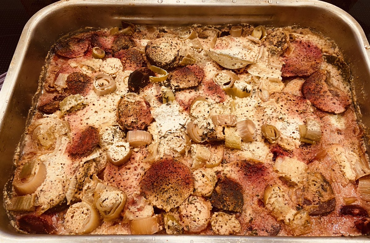 SKellyCEO's tweet photo. Last of the leaks & beetroots from the garden - can recommend lovely vegan gratin recipe 👇 (with cashews) - may not look great (that’s my poor presentation 🤣) but tastes delicious #vegan #reducemeat #vegetables #nature https://t.co/lvr0xD3jwT https://t.co/Mljw05h5iL