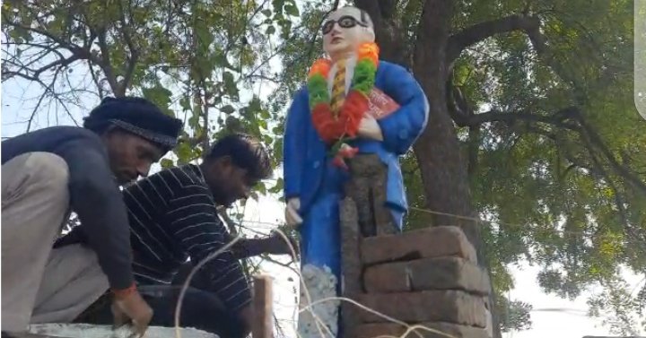 CoverPublic's tweet photo. कन्नौज

➡डॉ. भीमराव अंबेडकर की प्रतिमा टूटी 

➡सूचना पर पहुंचे पुलिस और प्रशासन के अधिकारी

➡आनन-फानन में मूर्ति का कराया जा रहा मरम्मत

➡सौरिख थाना इलाके की घटना.

#Kannauj https://t.co/jApFzbBoVC