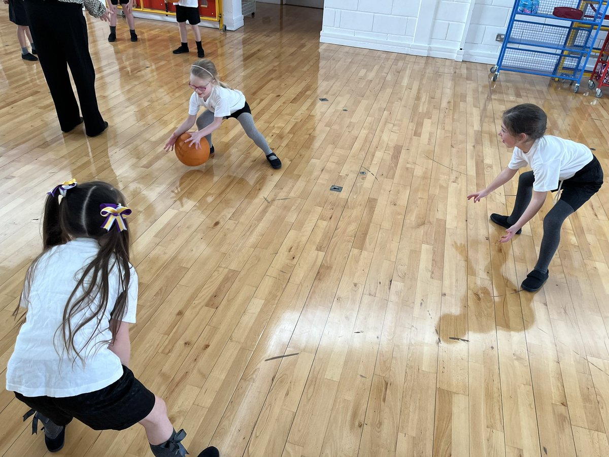 Emmaus_School's tweet photo. ๐ 2F used the โready positionโ in PE this week to show how we need to be ready to stop or catch a ball as it moves towards us! We practised stopping a rolling ball with our hands and catching a ball from an underarm throw๐ #netandwallgames #emmauspe @Liverpool_SSP #emmausyear2 https://t.co/UfUHklJLkn