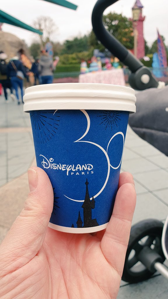 marjoleinslife's tweet photo. Gaan jullie maar draaien☕️ ik blijf bij de kleine. @DisneylandNL #sequoialodge #4dagenpret #unmondequiillumine https://t.co/PqY1J26pPw