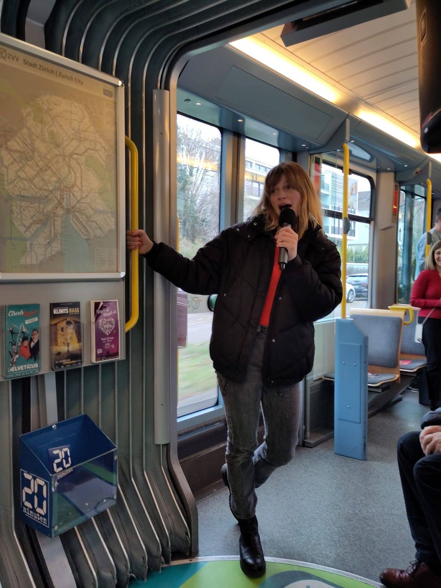 Erste Eindrücke von unserer Tram-Aktion: Gemeinderätin Nadina Diday begrüsst die anwesenden, bevor es zum Gespräch mit Jacqueline Badran und Jacqueline Fehr übergeht.

Um 11:35 startet die zweite Fahrt am Bellevue. Wir freuen uns auf dich!