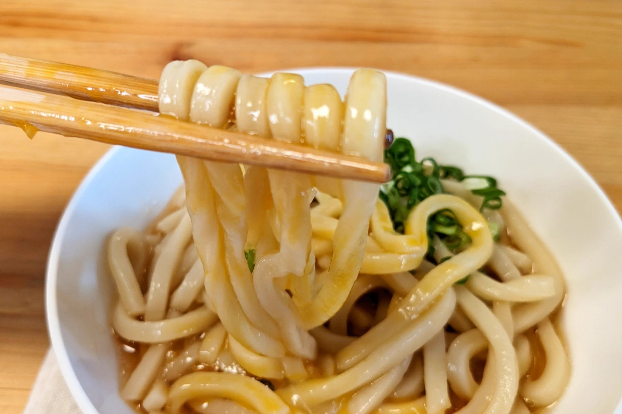 やる気がなくてもこれなら作れる！？「鶏ガラ醤油釜玉うどん」。
