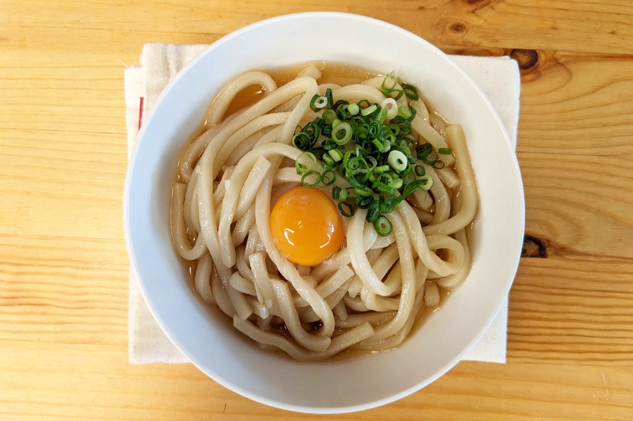 やる気がなくてもこれなら作れる！？「鶏ガラ醤油釜玉うどん」。