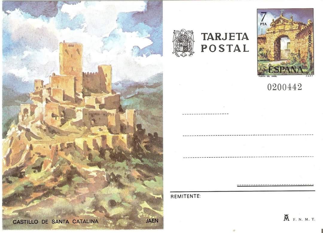Postal del siglo XX de Jaén. En la imagen de la izquierda vemos en castillo de Santa Catalina antes de su rehabilitación y construcción del parador. En la imagen sello aparece la puerta del Ángel, la única puerta que queda en pie perteneciente al segundo tramo amurallado de Jaén