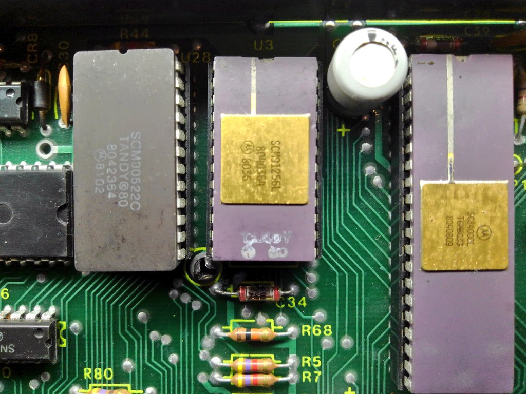 toshitada1973's tweet image. TRS-80CoCoのチップたち…美しい…。電源まわりの迫力がすごいね！　ヤバい部品があっても、時代の記録だから残すよ！#TRS80 #ColorComputer