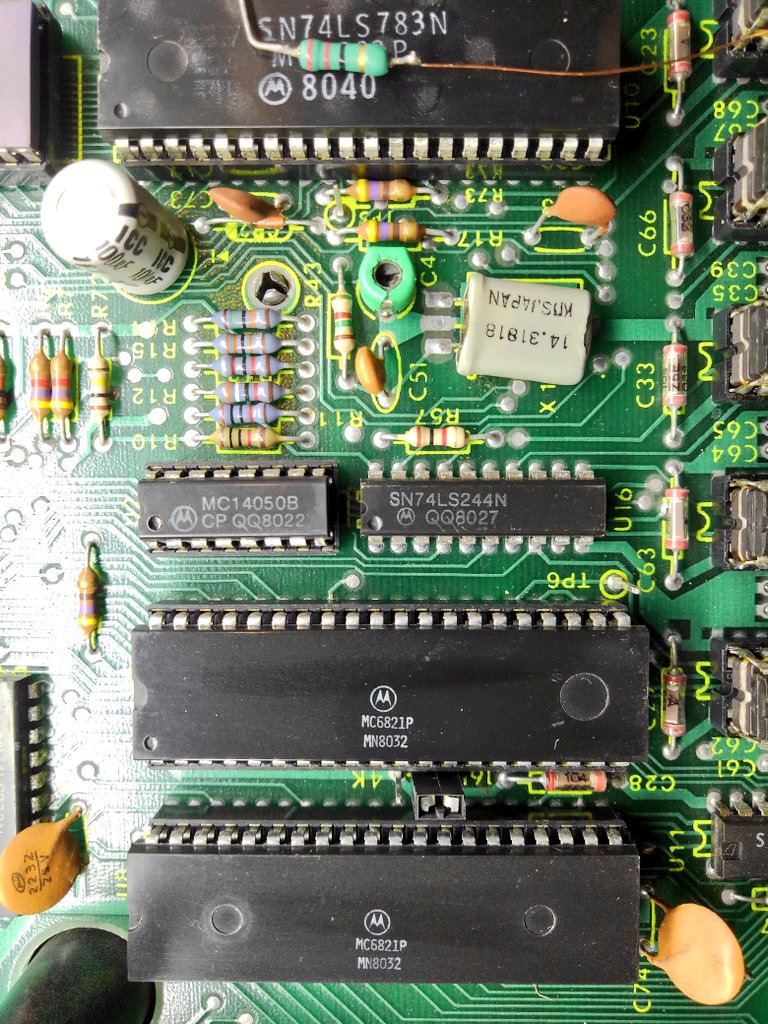 toshitada1973's tweet image. TRS-80CoCoのチップたち…美しい…。電源まわりの迫力がすごいね！　ヤバい部品があっても、時代の記録だから残すよ！#TRS80 #ColorComputer