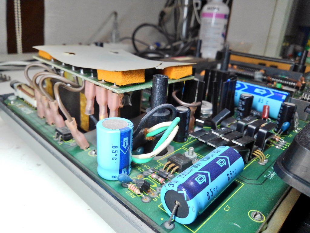 toshitada1973's tweet image. TRS-80CoCoのチップたち…美しい…。電源まわりの迫力がすごいね！　ヤバい部品があっても、時代の記録だから残すよ！#TRS80 #ColorComputer
