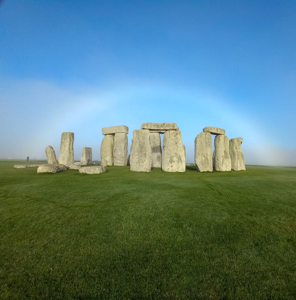EH_Stonehenge's tweet photo. The rare moment of a ‘fog bow’ over Stonehenge.

This phenomenon is like a rainbow, but as its name suggests, it appears as a bow in fog rather than rain. It’s also sometimes known as a ‘white rainbow’ because of its colourless appearance.

📷: Jane Rudge https://t.co/Qb9Hpsmw8z