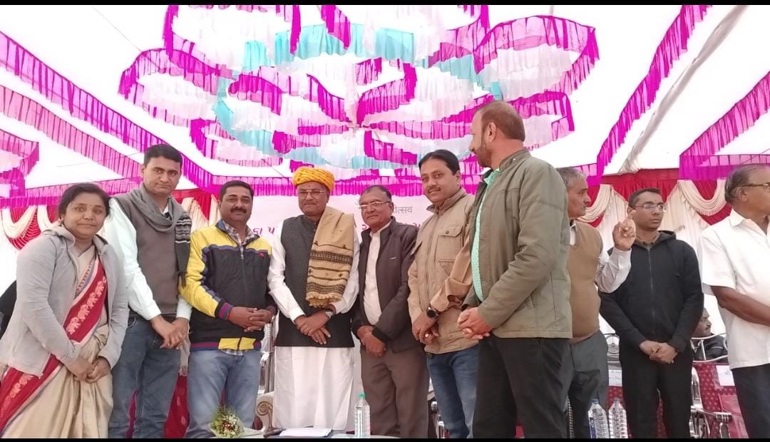 Dilipnarshinga5's tweet photo. ગૌ સેવા કેન્દ્ર-નખત્રાણા ખાતે
પશુપાલન શિબિર તેમજ ખસીકરણ ઝુંબેશ માટે ગુજરાત સરકાર ની પહેલ કાર્યક્રમ માં માન.કેબિનેટ મંત્રીશ્રી રાઘવજી પટેલ ના અધ્યક્ષસ્થાને ધારાસભ્ય શ્રી રાજકીય/સામાજિક આગેવાનો પશુપાલકો ખેડૂતો ની ઉપસ્થિતમાં કાયઁકમ યોજાયેલ
#bjp2022 #CRPaatil #BJP4India #BJP4Gujarat https://t.co/QMFgbusoau