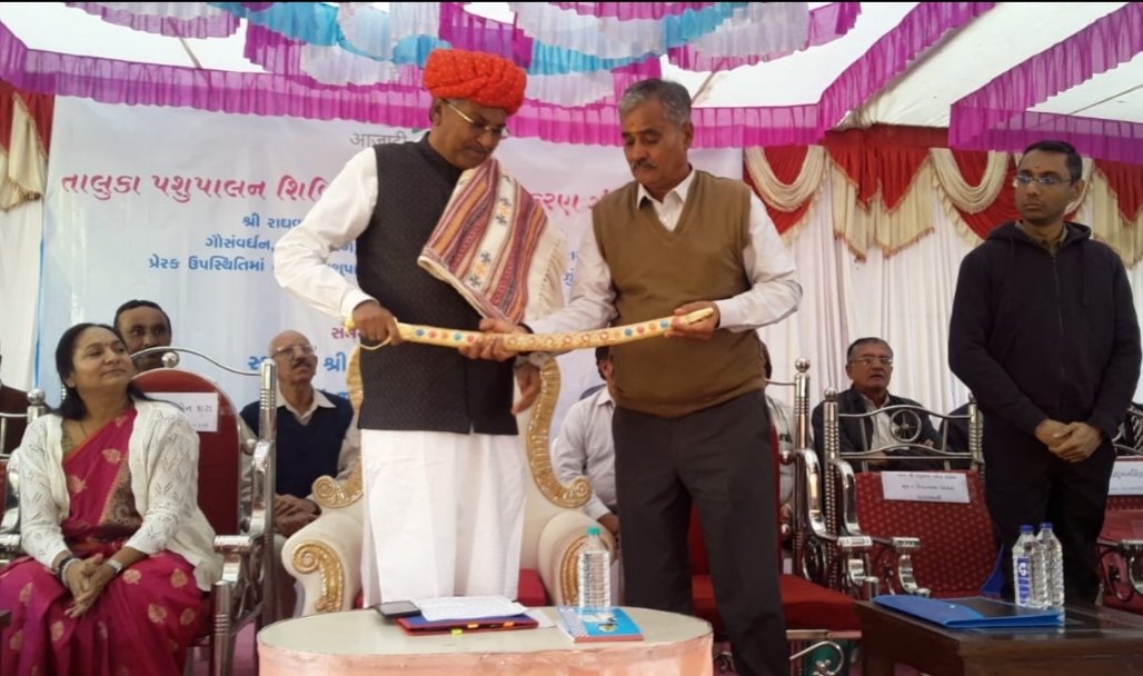 Dilipnarshinga5's tweet photo. ગૌ સેવા કેન્દ્ર-નખત્રાણા ખાતે
પશુપાલન શિબિર તેમજ ખસીકરણ ઝુંબેશ માટે ગુજરાત સરકાર ની પહેલ કાર્યક્રમ માં માન.કેબિનેટ મંત્રીશ્રી રાઘવજી પટેલ ના અધ્યક્ષસ્થાને ધારાસભ્ય શ્રી રાજકીય/સામાજિક આગેવાનો પશુપાલકો ખેડૂતો ની ઉપસ્થિતમાં કાયઁકમ યોજાયેલ
#bjp2022 #CRPaatil #BJP4India #BJP4Gujarat https://t.co/QMFgbusoau
