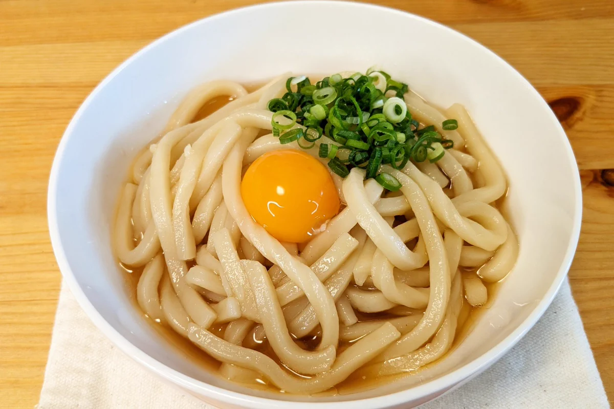 やる気がなくてもこれなら作れる！？「鶏ガラ醤油釜玉うどん」。
