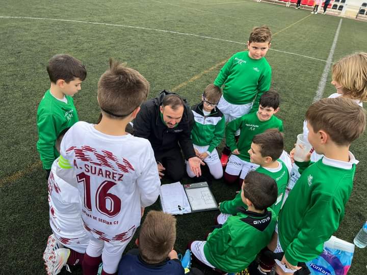 aolivermolina's tweet photo. Ayer me sentí feliz por trabajar en esto. Mañana en Beas de Segura repasando con @jarc85 el salto deportivo en todas las disciplinas de su pueblo.Buen trabajo alcalde.Tarde en Cortijos Nuevos con #FGaliano @jicarriqui y @arce_9vva viendo el fruto de un trabajo muy bien hecho. Top https://t.co/7T2hDxZFq9