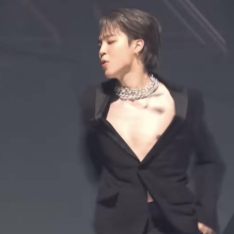 95pjminkoo's tweet photo. mais qui lui a demandé d’être tout nu comme ça purée https://t.co/JsGyV1oRn5