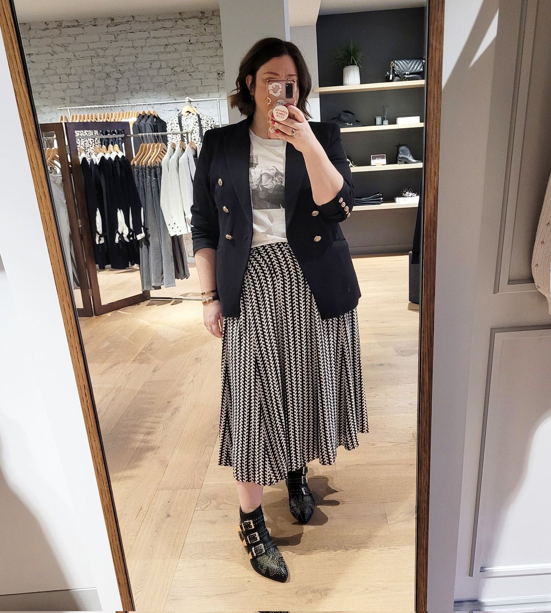 StylingbyAlison's tweet photo. New uniform 🖤 the gorgeous Hallie print skirt teamed with a vintage tee &amp; blazer. Chanelling my inner zebra  #monochrome #relaxedglamour @WeAreMV_ https://t.co/z6tl59Xozk
