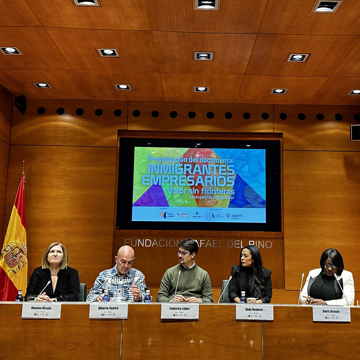 somoslibres_esp's tweet photo. 🎬 Esta semana estuvimos con @AdvanceLib en la presentación de su documental.

🌎 La inmigración puede convertirse en un motor de innovación. Reconocemos el esfuerzo de estos inmigrantes empresarios que muchas veces son nublados por quienes deciden no integrarse como ellos. https://t.co/oBY5ZgY5wm