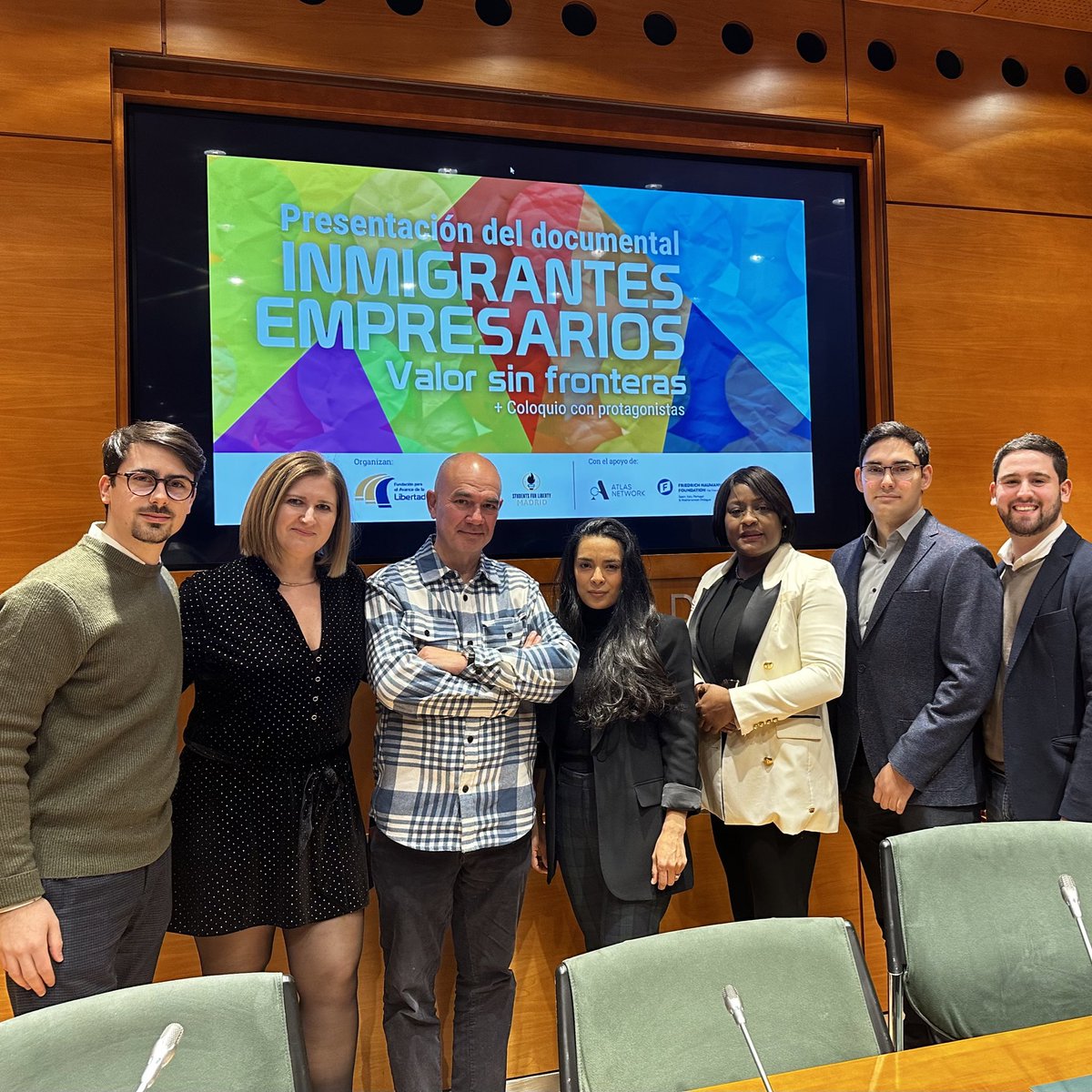 somoslibres_esp's tweet photo. 🎬 Esta semana estuvimos con @AdvanceLib en la presentación de su documental.

🌎 La inmigración puede convertirse en un motor de innovación. Reconocemos el esfuerzo de estos inmigrantes empresarios que muchas veces son nublados por quienes deciden no integrarse como ellos. https://t.co/oBY5ZgY5wm