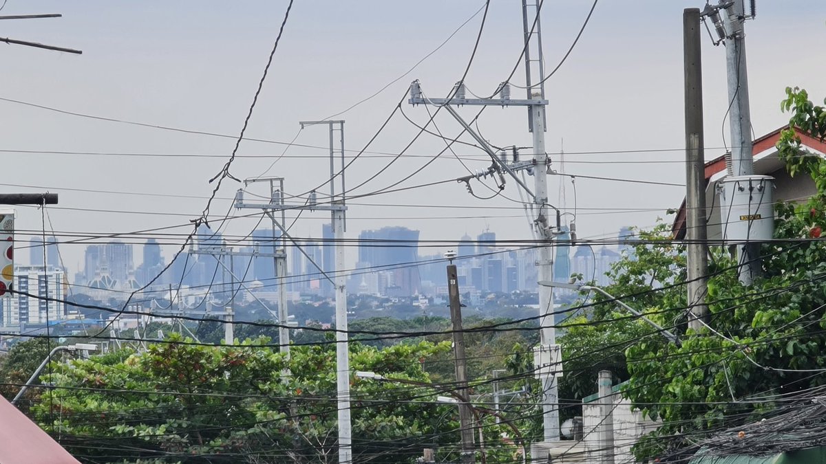 GusAgustin's tweet photo. Walked home after my dental appointment and saw this. Minus the electrical poles, kita pala ang ciudad from here! #FARview #InFairview https://t.co/ulzfGSvTMK