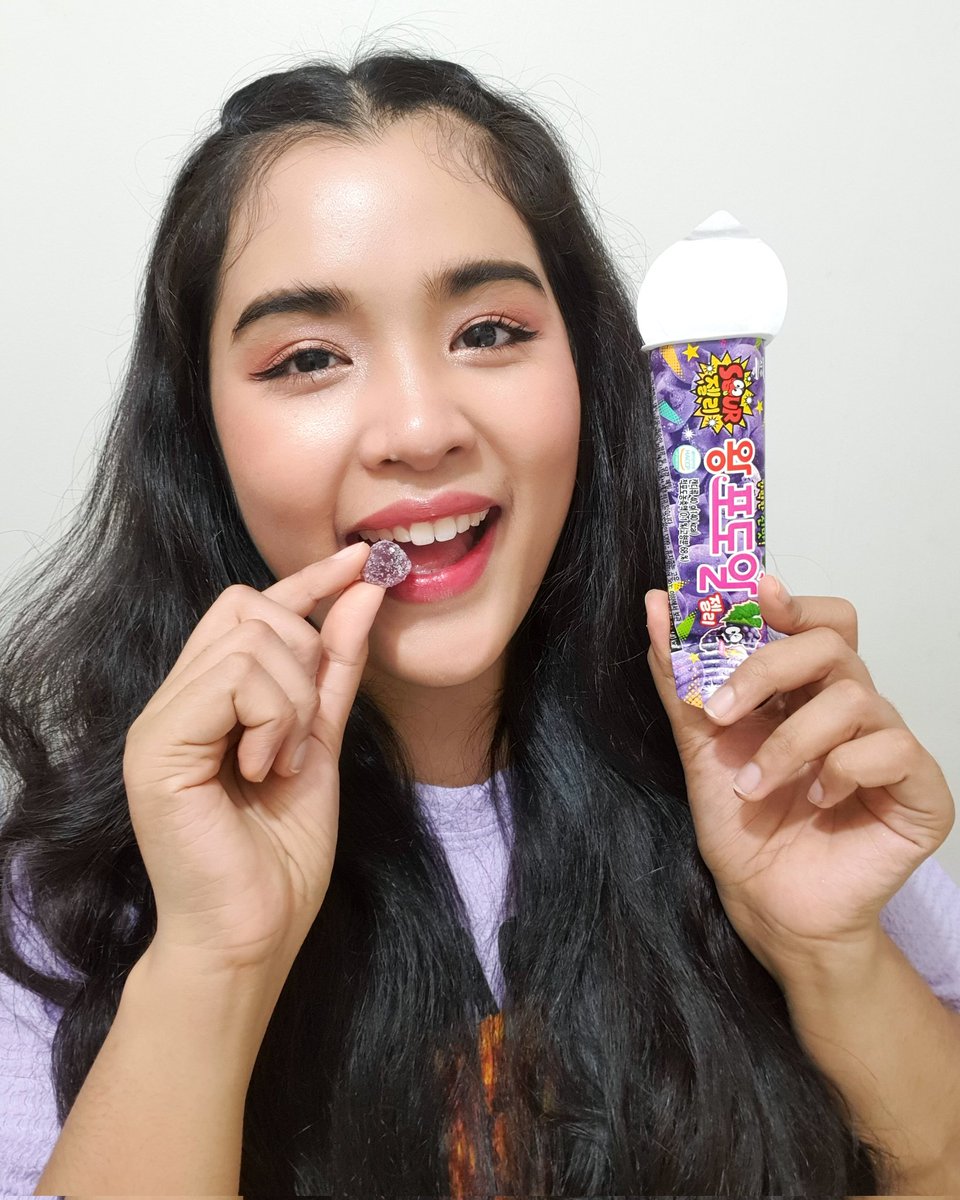 Megradiant1's tweet photo. Wang Podo Sour Jelly ขนมเยลลี่รสองุ่นยอดฮิตของเกาหลีใต้ เยลลี่เคลือบเกล็ดน้ำตาล เปรี้ยวนำหวานตามกำลังดี หนึบนุ่มเคี้ยวเพลิน เต็มคำทุกชิ้น หอมกลิ่นองุ่นสุดๆ น่าทานมาก หลอดนึงจุๆ ตก 15 ชิ้น กินยาวๆ  
#Coductkoduct #COKO #อร่อยบินตรงจากเกาหลี #วังโปโดซาว #kfood https://t.co/HXjCGTdx1T