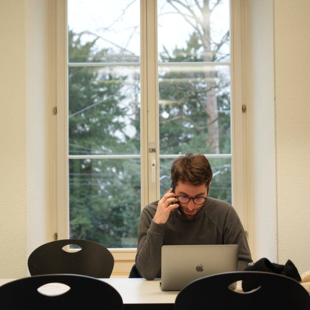 Nicht nur auf den Schienen sind wir unterwegs, sondern auch per Telefon sind wir im Gespräch mit Wählerinnen und Wählern. Die Stimmbeteiligung ist noch tief – die #Kantonsratswahlen am 12. Februar sind aber wichtig für einen fortschrittlichen Kanton #Zürich. 
#wahlen #sp #liste2